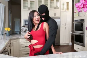 Cám dỗ khó vượt qua trước cô bạn thân của nhân tình có cặp vú to