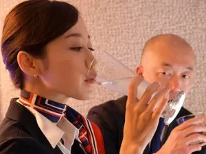 Khóc cạn nước mắt khi vợ lén lút với anh trai trước mặt mình